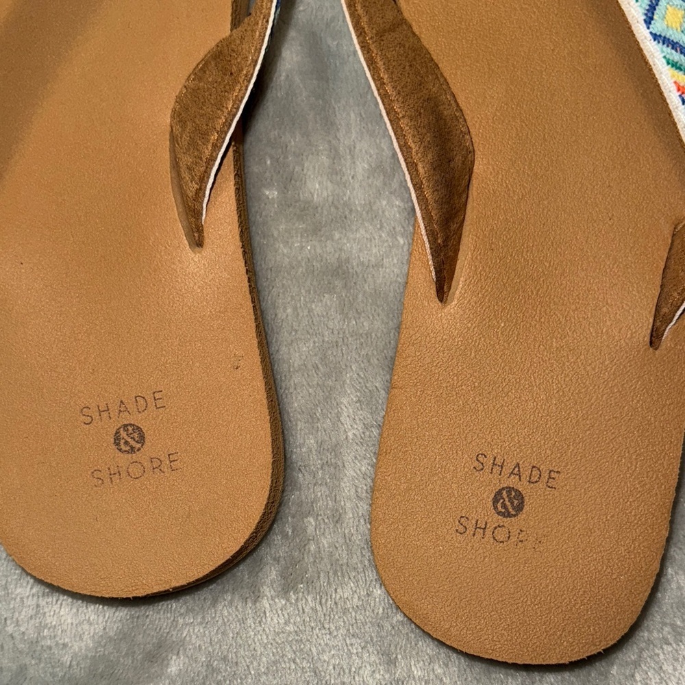 Shade & Shore Women's Sandals with Colorful Pattern - Picture 2 of 5